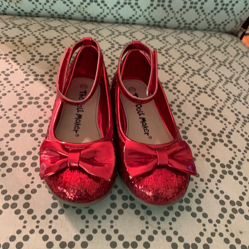 Red shinning shoes